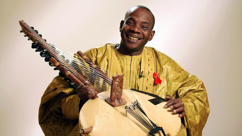 « Il était le maître à tout faire » : Toumani Diabaté, le dieu de la kora raconté par un spécialiste de la musique africaine